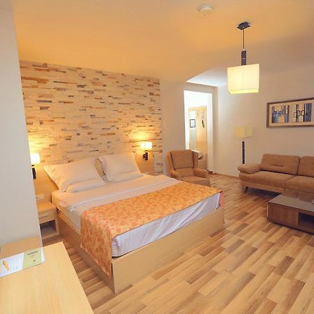 Hotel Pinocchio Priştine Dış mekan fotoğraf